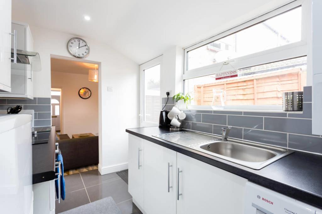 Ashton House - Stylish 2 Bedroom House, Close To Luton Town Center & Airport Exterior foto