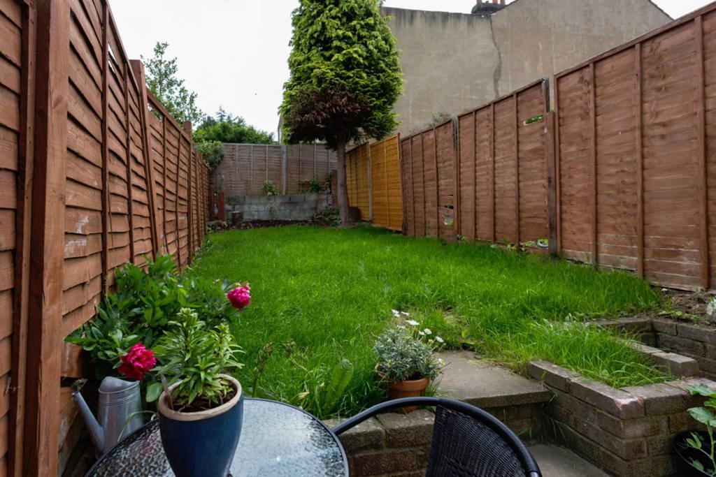 Ashton House - Stylish 2 Bedroom House, Close To Luton Town Center & Airport Exterior foto
